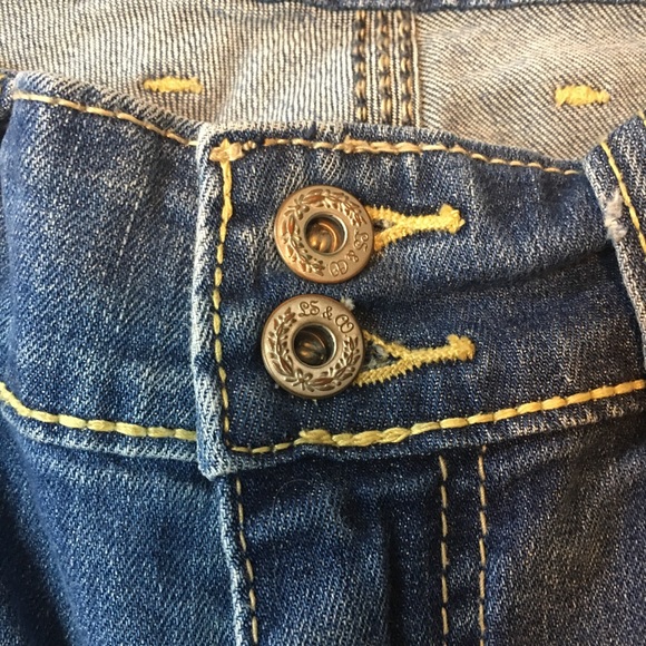 Women’s Levi’s Dark Washed Capris Pants - Picture 11 of 14